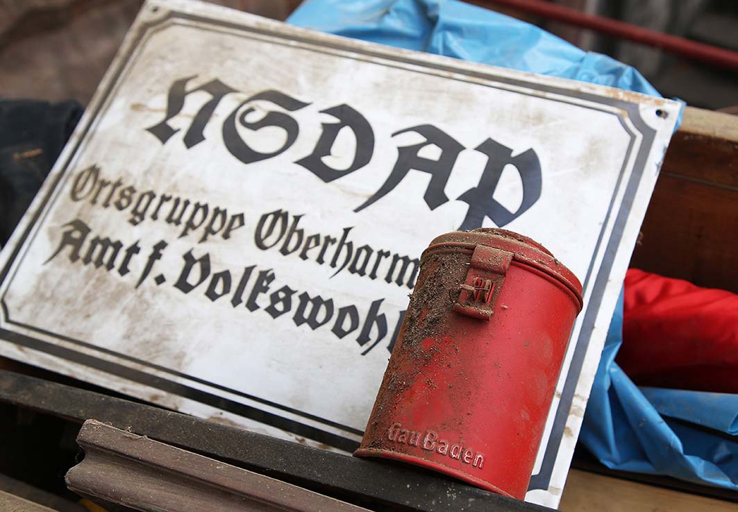 2025-12-30-OH-kal-80 Jahre nach Kriegsende in OH-2025 Schild mit Sammelbüchse WHW108 MG8A0250b