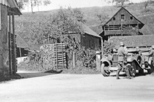 2025-12-30-OH-kal-80 Jahre nach Kriegsende in OH-2025 Silvester abziehende Soldaten bei Sonne-sw