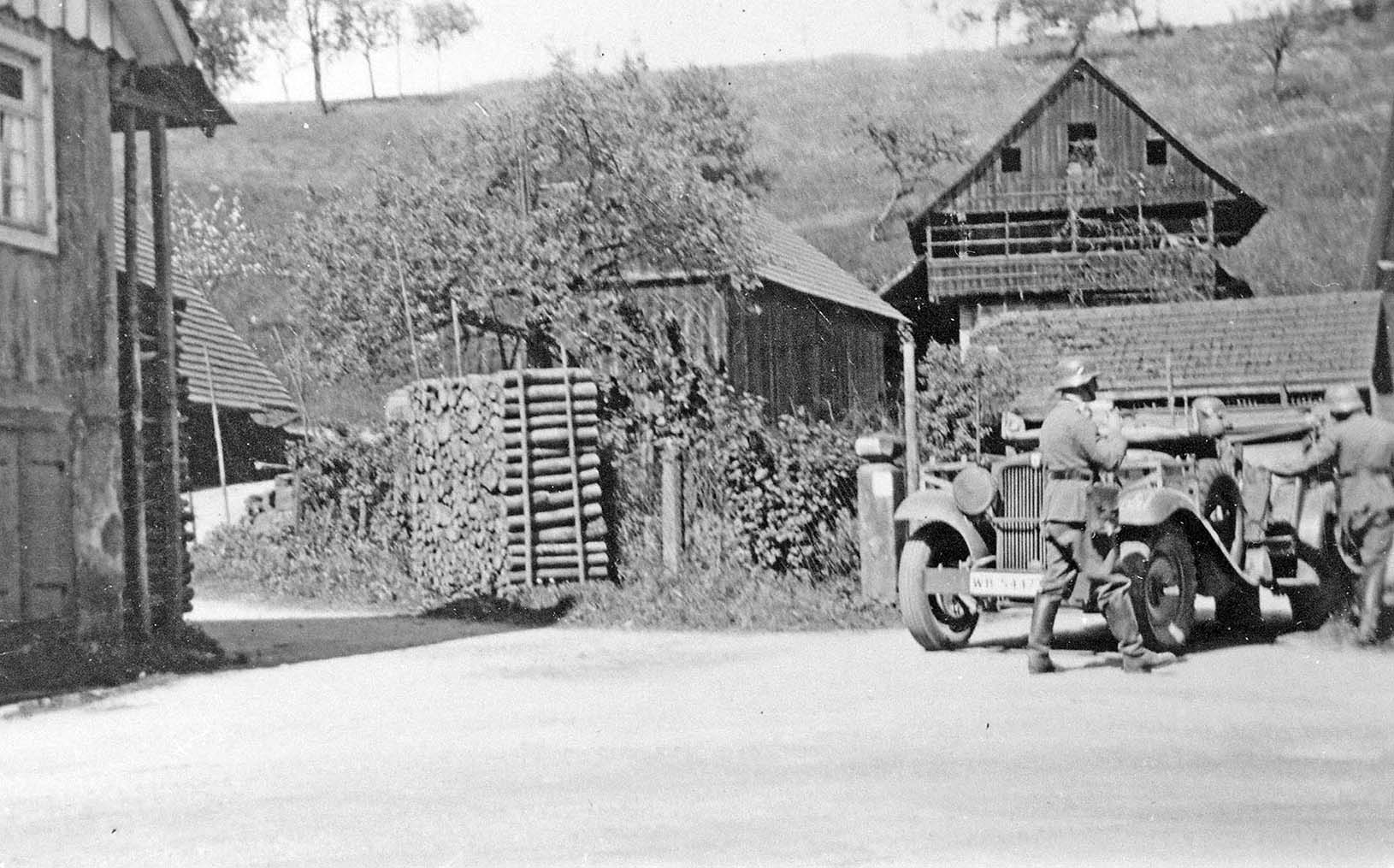 2025-12-30-OH-kal-80 Jahre nach Kriegsende in OH-2025 Silvester abziehende Soldaten bei Sonne-sw