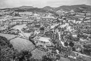 2025-12-30-OH-kal-80 Jahre nach Kriegsende in OH-2025 Slvester03198 30x45 Ortsansicht 1940sw