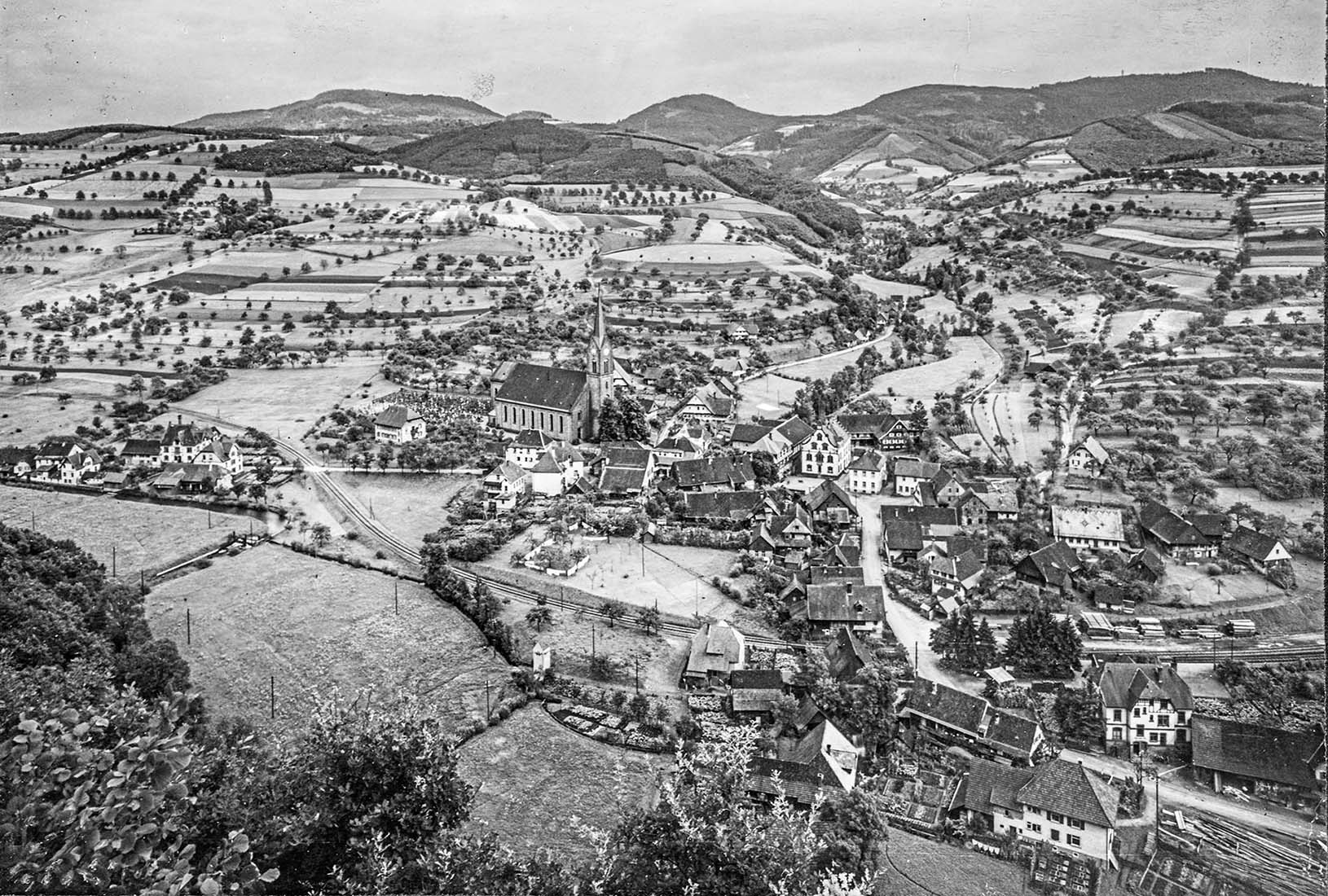 2025-12-30-OH-kal-80 Jahre nach Kriegsende in OH-2025 Slvester03198 30x45 Ortsansicht 1940sw