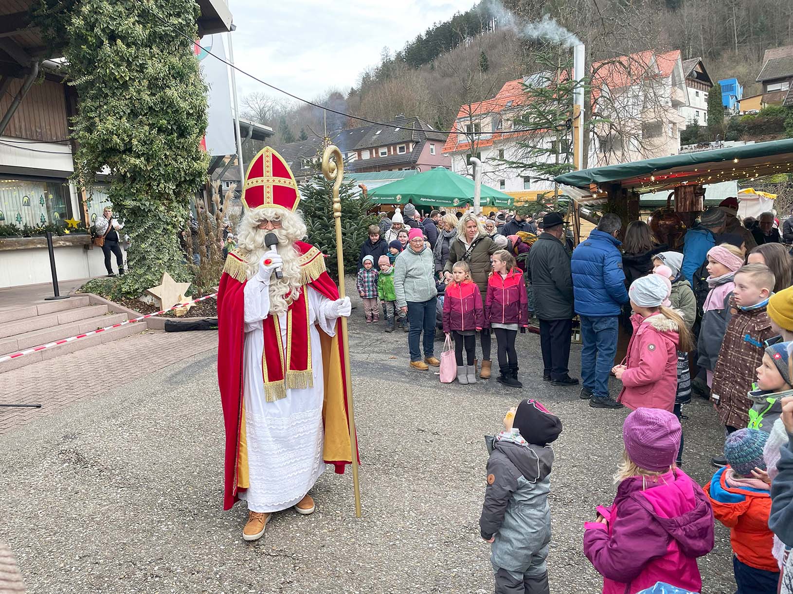 2025-12-5-NO- von 2024-12-6-NO-Touristen-Info-Weihnachtsmarkt-Der Nikolaus beschenkt die Kinder und freut sich über ein Gedicht oder ein kleines Lied