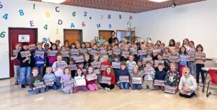 Kinder mit Adventskalendern überrascht