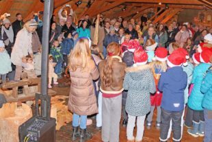 2025-12-8-ZE-UH-sp- Hombi singt im Fürstenberger Hof 1