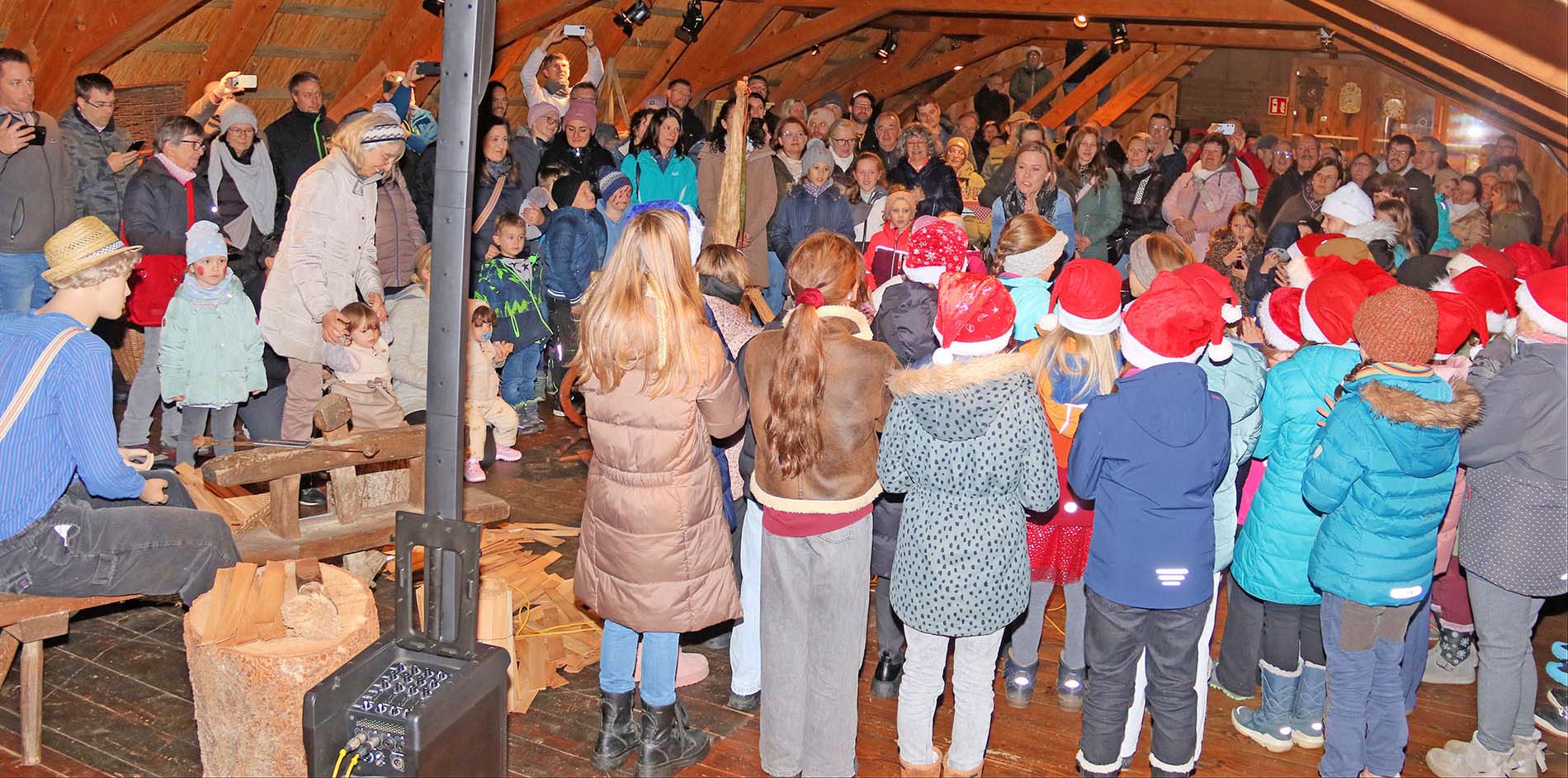 2025-12-8-ZE-UH-sp- Hombi singt im Fürstenberger Hof 1