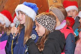 2025-12-8-ZE-UH-sp- Hombi singt im Fürstenberger Hof 2