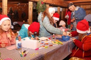 2025-12-8-ZE-UH-sp- Hombi singt im Fürstenberger Hof 3