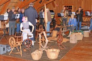 2025-12-8-ZE-UH-sp- Hombi singt im Fürstenberger Hof 4