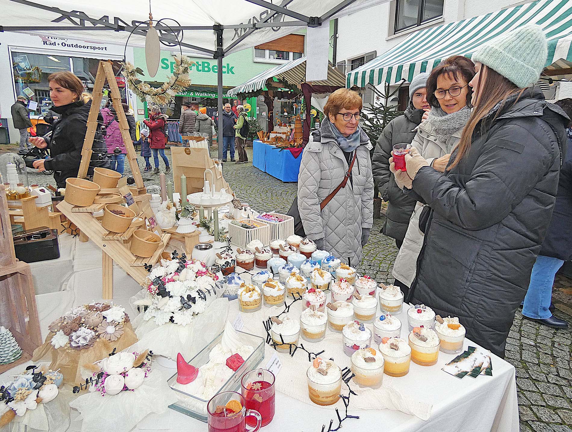 2025-12-8-ZE-bia-Nikolausmarkt-und-Dessertkerzen