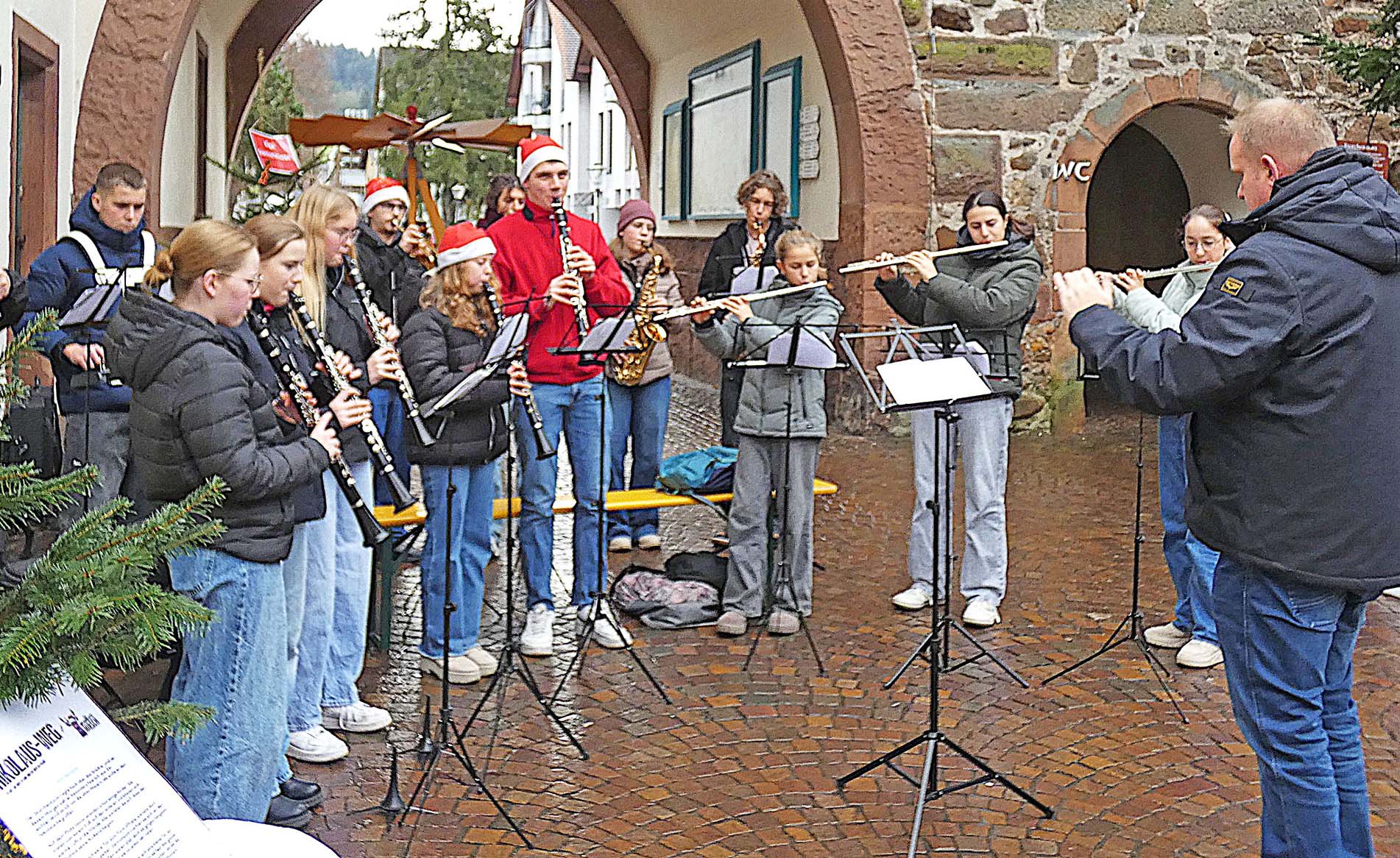 2025-12-8-ZE-bia-Nikolausmarkt-und-Jugendkapelle 1 b