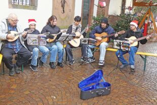 2025-12-8-ZE-bia-Nikolausmarkt-und-Mandolinenverein