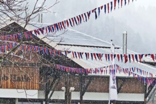 2026-1-16-NO-Vera-Granzow-Narrenzunft-Fähnle hängen auf dem Hallenvorplatz