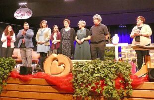 D(r)amen an der Friedhofsmauer