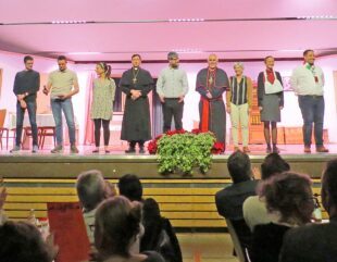 Ein Friedensengel aus Pappe soll die Zwistigkeiten zwischen Zell und Unterharmersbach beenden