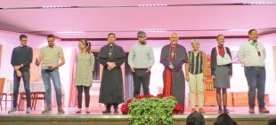 Ein Friedensengel aus Pappe soll die Zwistigkeiten zwischen Zell und Unterharmersbach beenden