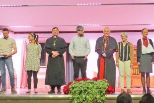 Ein Friedensengel aus Pappe soll die Zwistigkeiten zwischen Zell und Unterharmersbach beenden 2026-1-7-ZE-UH-ga-Theaterabend-IMG_0822_Slider