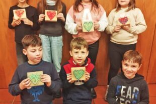 Kinder auf dem Weg zur Erstkommunion 2026-1-9-OH-privat-Kommunionvorbereitung-Bastelarbeiten einer Gruppenstunde