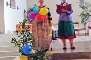 2026-2-13-BI-Wiebke Fix-Narrenmesse-Anke Haas und Andrea Fix bei der Büttenrede