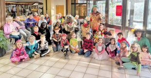 Bunte Kostüme und Tänze beim Betreuungsnachmittag