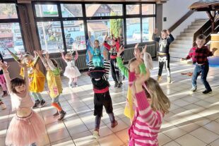 2026-2-13-OH-Kathrin Lehmann-DJK-Bärenzunft-Sozialen Netzwerk-den Kindern beim tanzen zu