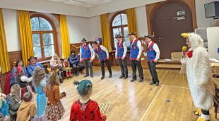 Narren „befreien“ Schulkinder am „Schmutzigen“ vom Unterricht