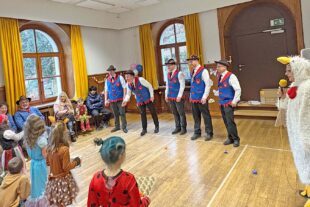 Narren „befreien“ Schulkinder am „Schmutzigen“ vom Unterricht 2026-2-18-NO-Grundschule-Fasent1