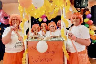 2026-2-20-NO-bke-Frauenfasent-Die jungen Wieber des A-Teams mit ihrer Aperol Bar