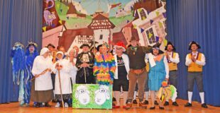 Gäste aus Baume-les-Dames halten den Preismaskenball lebendig