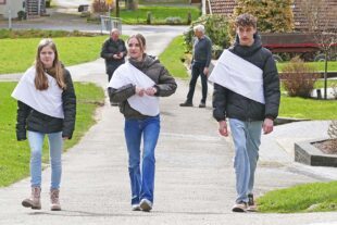 2026-2-25-ZE-UE-Martin Huber-Peterlestag-04 Die Sackträger ziehen von Haustür zu Haustür den langen überlieferten E...itten.