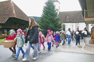 2026-2-25-ZE-UE-Martin Huber-Peterlestag-05 Hit-Hit-Hit isch Päterlistag, in Zweierreihen gingen die Schüler durchs Dorf