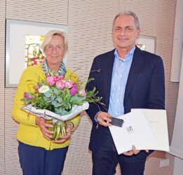 Goldenes Verdienstabzeichen des Städtetags für Sybille Nock