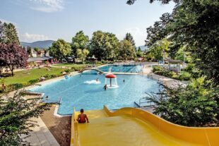 2026-2-27-ZE-von 2019-3-29-ZE-Stadt Zell-Schwimmbad_Panorama_Rutsche