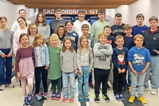 2026-2-4-NO-Theresa Herrmann-Trachtenkapelle Nordrach-Azubis mit Flötenkindern beim Kegeln-image1