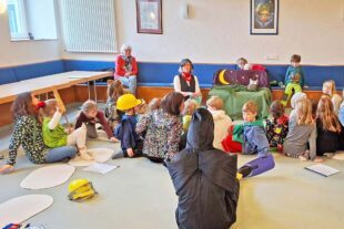 2026-2-9-BI-Wiebke Fix- Kinderkirche Kinder lauschen Geschichte