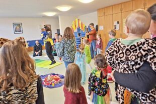 2026-2-9-BI-Wiebke Fix- Kinderkirche Kunststücke auf der Turnmatte