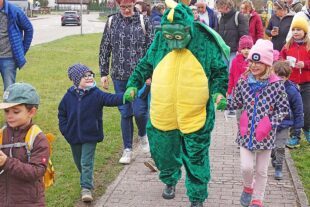 2026-3-16-NO-bia-Osterweg-und-Nordi mit Kindern an der Hand 1