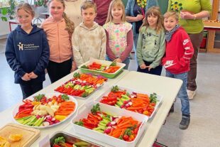 Gesunde Überraschung für die Kinder der Grundschule 2026-3-18-ZE-UH-Grundschule UH-Gemüse- und Obsttag-IMG_4254
