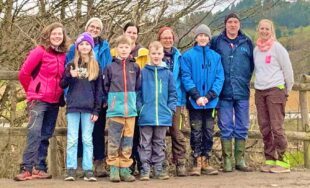 Naturschützer bauen Bruthilfe aus Lehm für den Eisvogel