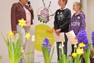 Mit Kröten, Stift und Geduld zum ersten Preis 2026-3-20-BI-sp- BUND Naturtagebücher Carlotta und Matteo im Gespräch mit BUND-Landesvorsitzender Sylvia Pilarsky-Grosch bei der Preisübergabe-Foto_ Marlene Kirschbaum, BUNDjugend BW