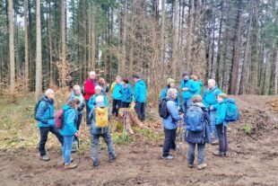 2026-3-20-ZE-UH-Rosemarie Kramer- WuF Wanderung Schwangeneck Pause mit Gipfelschnaps