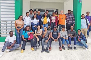 Auch im Ruhestand leistet Eberhard Müller noch Entwicklungsarbeit 2026-3-20-ZE-UH-privat-Eberhard Müller-Studenten