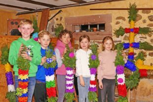 2026-3-23-ZE-UE-Martin Huber- Palmbinden Die Entersbacher Kommunionkinder mit den selbsgemachten Palmstecken Luca Jung, Aaron Behrens, Lotta Schwarz, Amalia Ketterer, Lina Hannemann.
