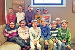 Kommunionkinder backen Brot und sammeln Spenden 2026-3-25-ZE-Katharina Veit- Kommunionkinder Brotbacken Brot backen Uha