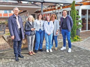 Zwei Schüler aus Baume-les-Dames schnuppern in der Zeller Arbeitswelt
