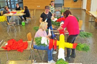 Gemeindeteam bindet die große Palme 2026-3-27-ZE-ga-Palmbinden-IMG_1060