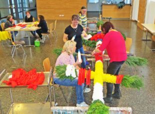 Gemeindeteam bindet die große Palme