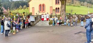 Feier beginnt unter freiem Himmel