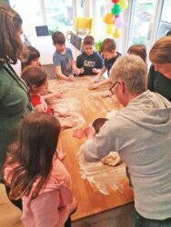 Erstkommunionkinder backen Brot