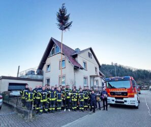 Feuerwehr Zell stellt Maien für den neuen Kommandanten