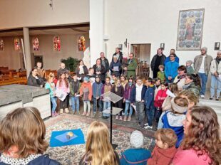 Mit der Blume in der Hand zum Kinderkreuzweg
